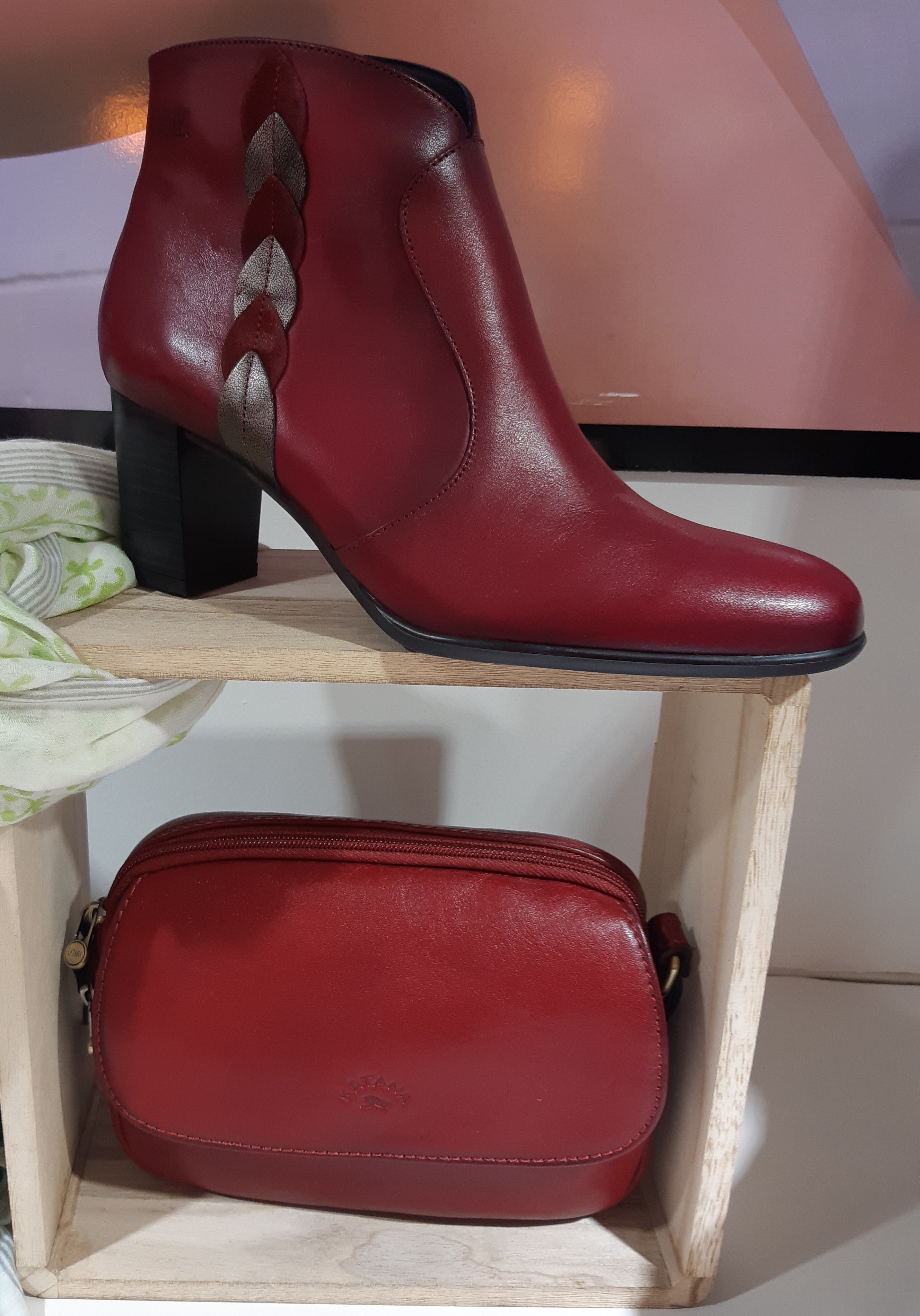boots-femme-dorking-d8926-rouge-mocassi-les-sables-d-olonne-karston-niort