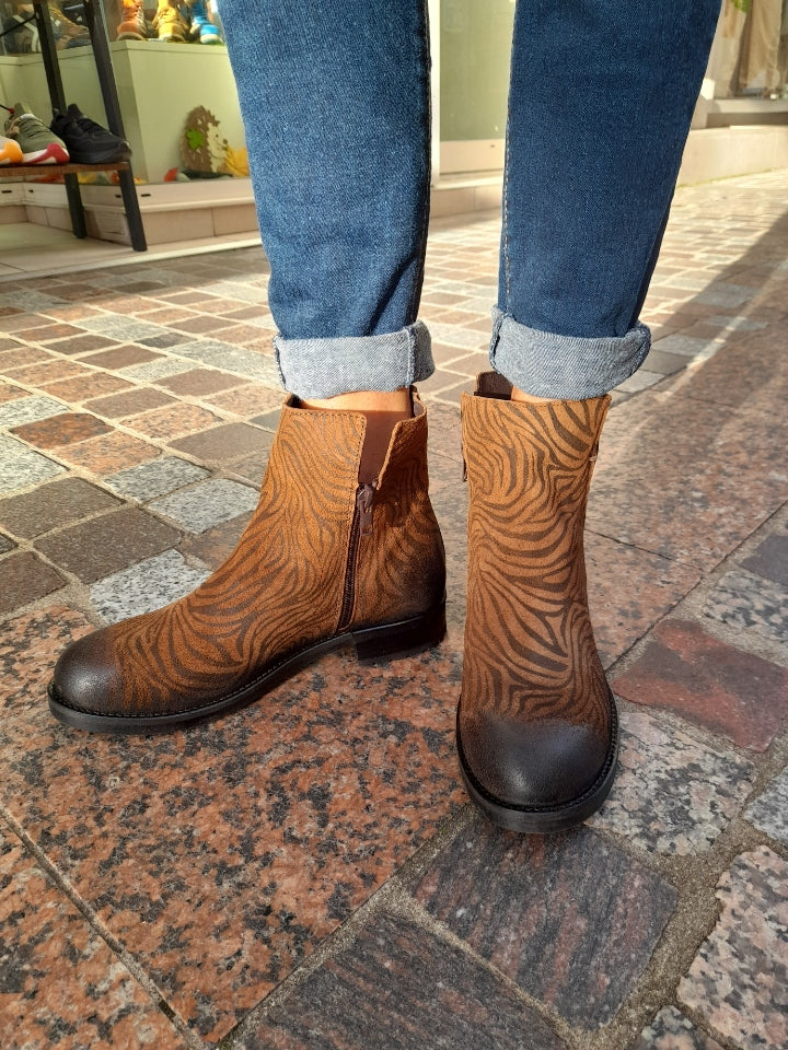 boots-coco-abricot-amanvillers-zebre-v3283l-cognac-E-mocassi-les-sables-d-olonne