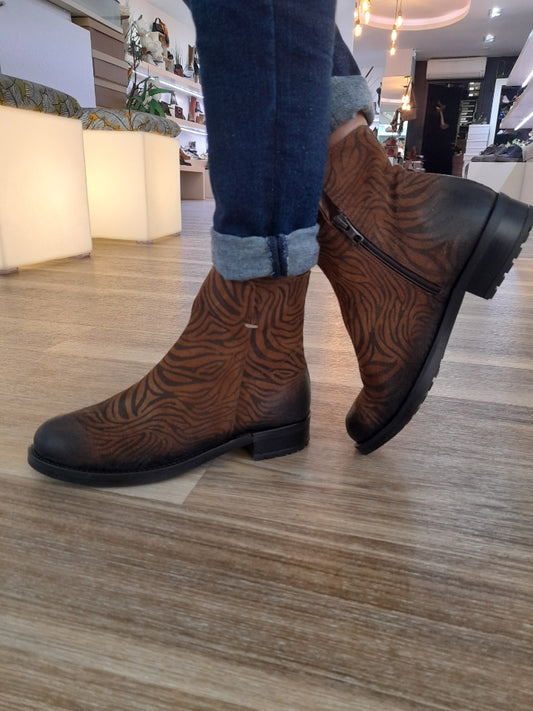 boots-coco-abricot-amanvillers-zebre-v3283l-cognac-E-mocassi-les-sables-d-olonne